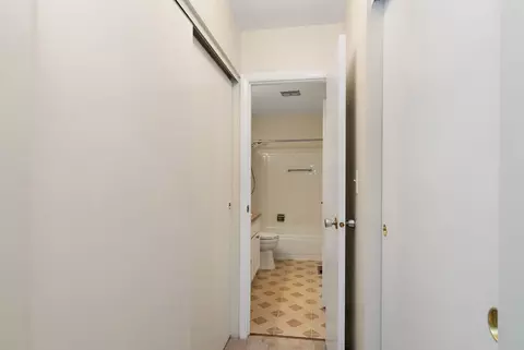 Entry Way - 915 Royal Dr #2, Mchenry, IL 60050 photo 1 of 1