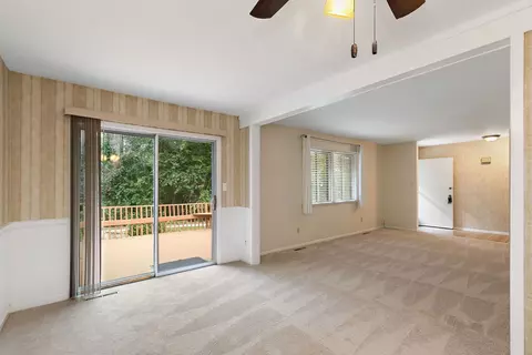 Living - 915 Royal Dr #2, Mchenry, IL 60050 photo 4 of 4