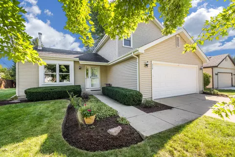 316 S Cross Trl, Mchenry, IL 60050
