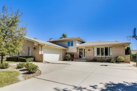 8843 Oxford St, Woodridge, IL 60517