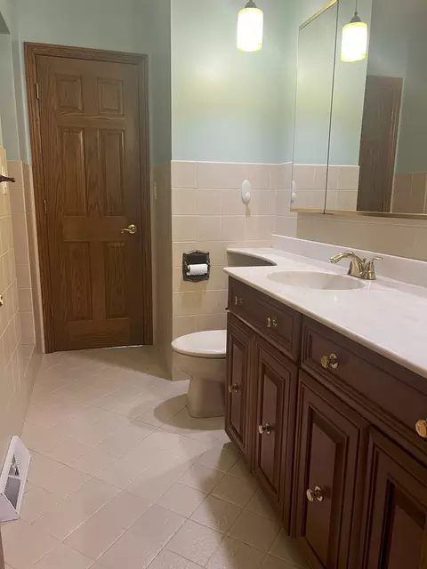 Bath - 720 Ambleside Rd, Des Plaines, IL 60016 photo 3 of 4