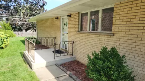 Exterior - 720 Ambleside Rd, Des Plaines, IL 60016 photo 2 of 4