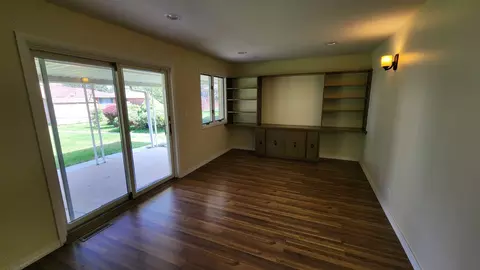 Living - 720 Ambleside Rd, Des Plaines, IL 60016 photo 3 of 4