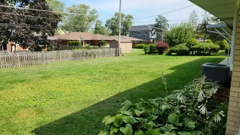 Exterior - 720 Ambleside Rd, Des Plaines, IL 60016 photo 3 of 4