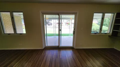 Living - 720 Ambleside Rd, Des Plaines, IL 60016 photo 4 of 4