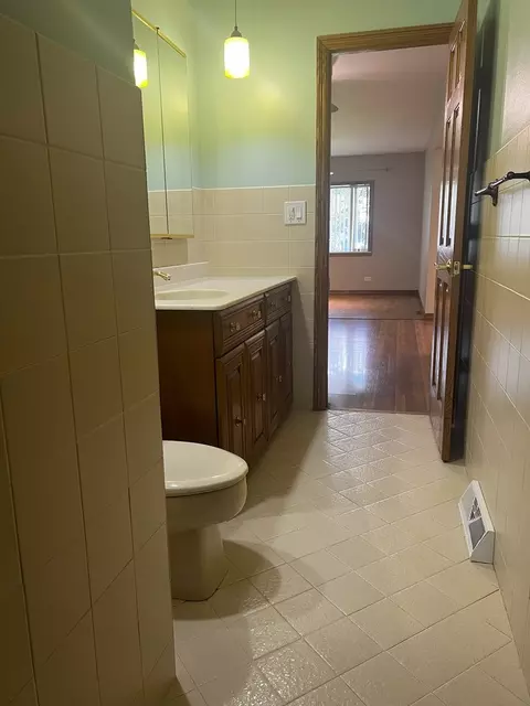 Bath - 720 Ambleside Rd, Des Plaines, IL 60016 photo 2 of 4