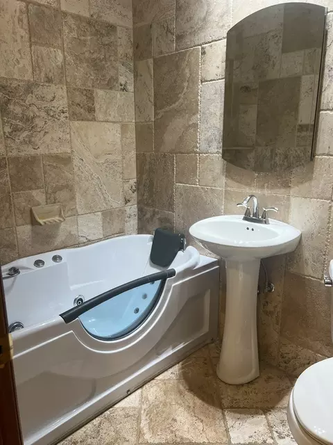 Bath - 720 Ambleside Rd, Des Plaines, IL 60016 photo 1 of 4