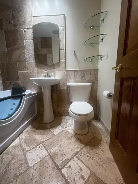 Bath - 720 Ambleside Rd, Des Plaines, IL 60016 photo 4 of 4