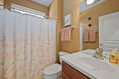 Bath - 2802 Edgewater Dr, Elgin, IL 60124 photo 2 of 2