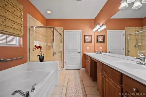 Bath - 2802 Edgewater Dr, Elgin, IL 60124 photo 1 of 2