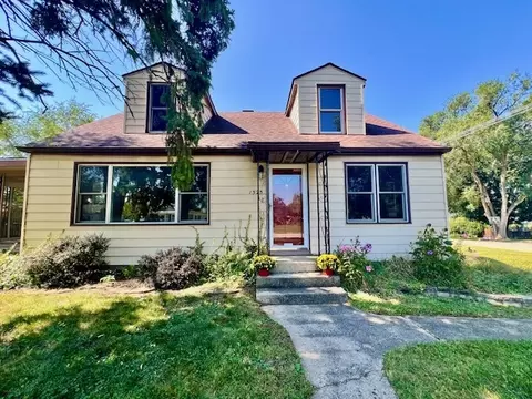 1323 Monroe St, Lake In The Hills, IL 60156