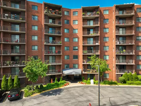 1 Bloomingdale Pl #301, Bloomingdale, IL 60108