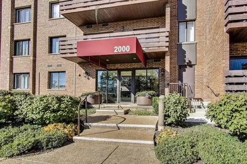 2000 Chestnut Ave #310, Glenview, IL 60025