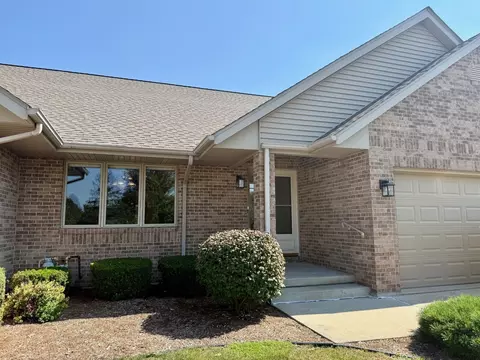 1450 Adrienne Cir, Sycamore, IL 60178