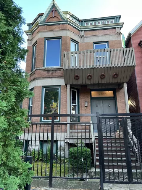 1123 W Addison St, Chicago, IL 60613