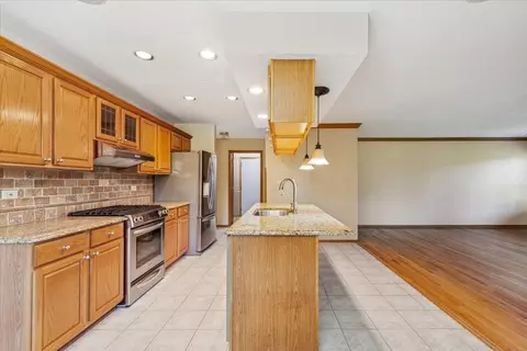 Kitchen - 800 Silver Glen Rd, Mchenry, IL 60051 photo 1 of 3