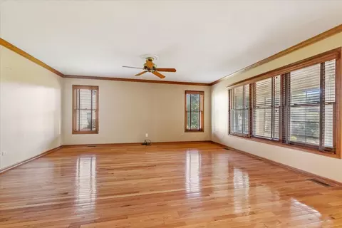 Living - 800 Silver Glen Rd, Mchenry, IL 60051 photo 4 of 5