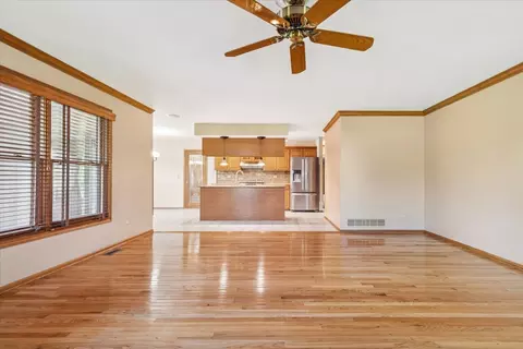 Living - 800 Silver Glen Rd, Mchenry, IL 60051 photo 2 of 5