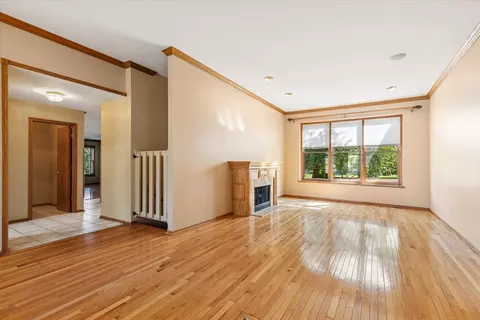Living - 800 Silver Glen Rd, Mchenry, IL 60051 photo 3 of 5
