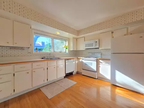 Kitchen - 1833 Wildberry Dr #E, Glenview, IL 60025 photo 2 of 3