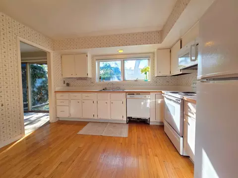 Kitchen - 1833 Wildberry Dr #E, Glenview, IL 60025 photo 3 of 3