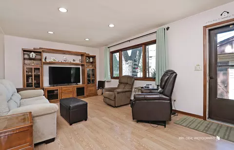 Living - 934 N Norman Ln, Wheeling, IL 60090 photo 2 of 2