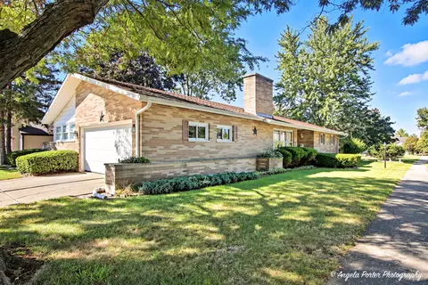 558 1st St, Antioch, IL 60002