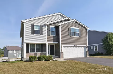 900 Heartland Park Ln, Antioch, IL 60002