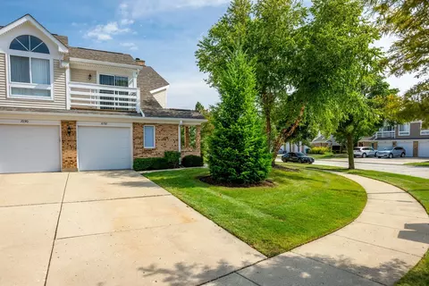 1032 Courtland Dr, Buffalo Grove, IL 60089