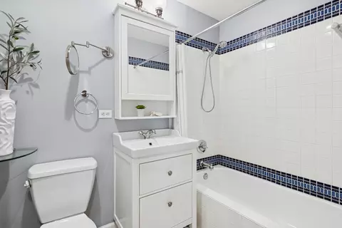 Bath - 1575 Sandpebble Dr #226, Wheeling, IL 60090 photo 1 of 3