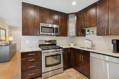Kitchen - 1575 Sandpebble Dr #226, Wheeling, IL 60090 photo 3 of 3