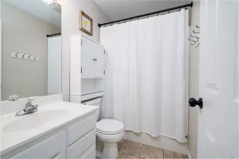 Bath - 3 Kylemore Rd, Bloomington, IL 61704 photo 3 of 4