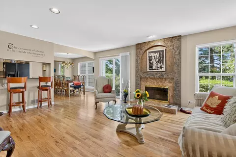 4760 Amber Cir, Hoffman Estates, IL 60192 photo 2