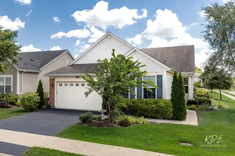 2836 Hillcrest Cir, Naperville, IL 60564
