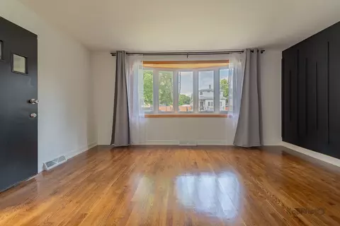 Living - 1313 W 112th St, Chicago, IL 60643 photo 3 of 9