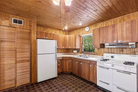 Kitchen - 1612 Knoll Ave, Mchenry, IL 60050 photo 3 of 3