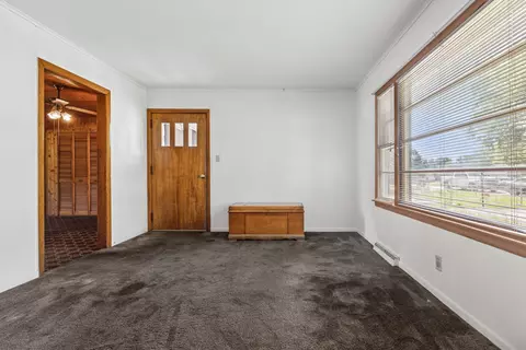 Living - 1612 Knoll Ave, Mchenry, IL 60050 photo 4 of 7