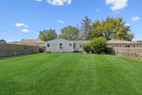 Exterior - 1612 Knoll Ave, Mchenry, IL 60050 photo 2 of 5