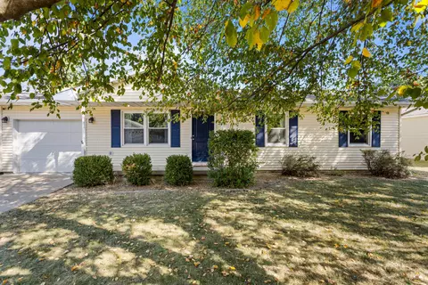 2116 Robin Rd, Mahomet, IL 61853