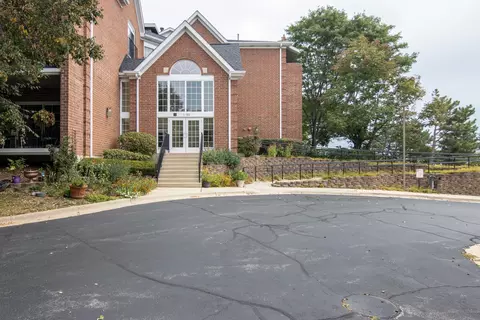 11 Hunt Club Dr #11, Saint Charles, IL 60174