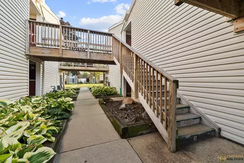 Exterior - 1977 Kenilworth Cir #D, Hoffman Estates, IL 60169 photo 3 of 7