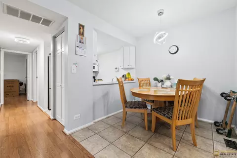 Dining - 1977 Kenilworth Cir #D, Hoffman Estates, IL 60169 photo 1 of 3