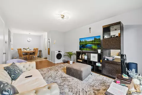Living - 1977 Kenilworth Cir #D, Hoffman Estates, IL 60169 photo 2 of 3