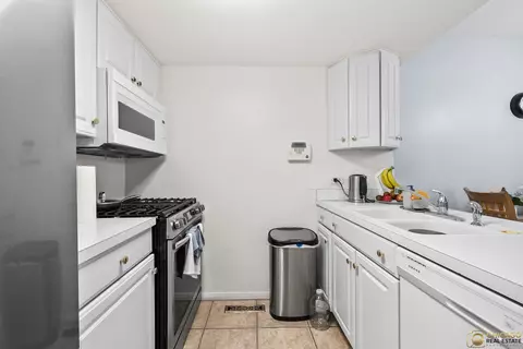 Kitchen - 1977 Kenilworth Cir #D, Hoffman Estates, IL 60169 photo 1 of 3