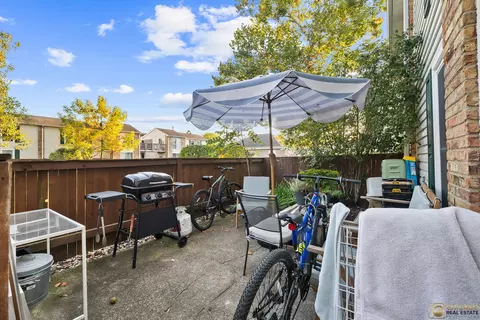 Exterior - 1977 Kenilworth Cir #D, Hoffman Estates, IL 60169 photo 2 of 7