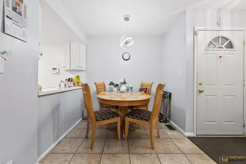 Dining - 1977 Kenilworth Cir #D, Hoffman Estates, IL 60169 photo 2 of 3
