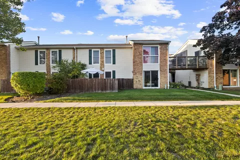 Exterior - 1977 Kenilworth Cir #D, Hoffman Estates, IL 60169 photo 7 of 7