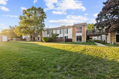 Exterior - 1977 Kenilworth Cir #D, Hoffman Estates, IL 60169 photo 5 of 7