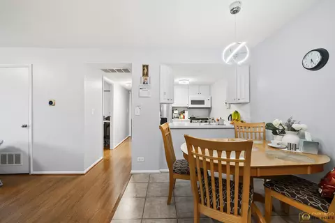 Dining - 1977 Kenilworth Cir #D, Hoffman Estates, IL 60169 photo 3 of 3