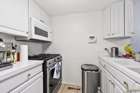 Kitchen - 1977 Kenilworth Cir #D, Hoffman Estates, IL 60169 photo 2 of 3